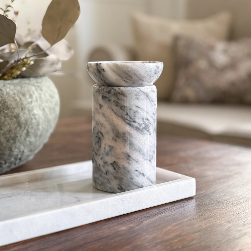 Szary kominek zapachowy z marmuru na wosk zapachowy MARBEA - przepuszczanie światła po włożeniu świeczki.