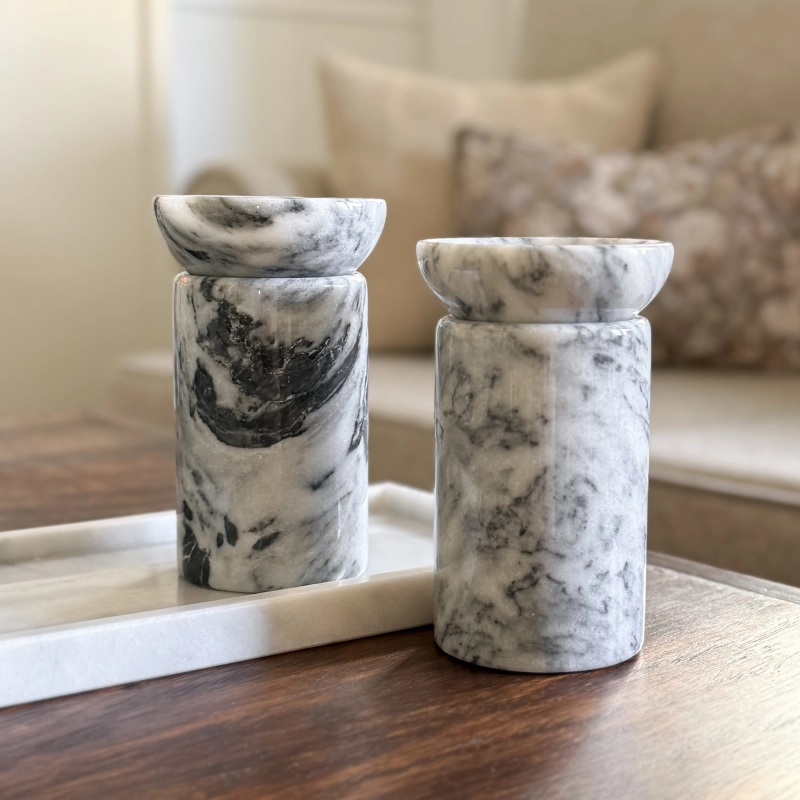 Szary kominek zapachowy z marmuru na wosk zapachowy MARBEA - różnorodność kamienia.