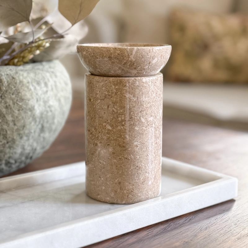 Beżowy kominek zapachowy z marmuru na wosk zapachowy MARBEA.