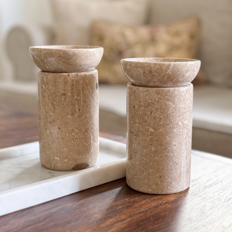 Beżowy kominek zapachowy z marmuru na wosk zapachowy MARBEA - różnorodność kamienia.