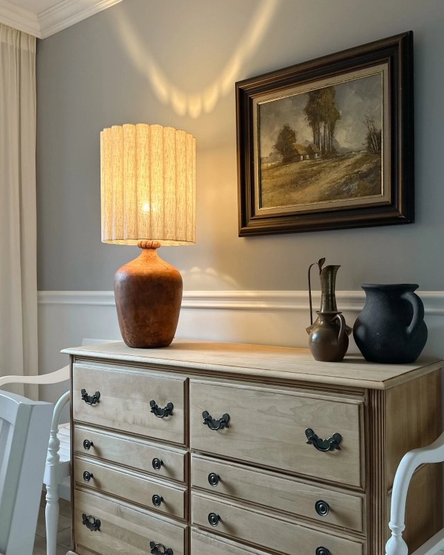 Lniany pofalowany abażur z pergaminową blendą do lampy stołowej ONDE 35 cm - aranżacja