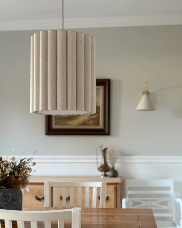 Lniany pofalowany abażur z pergaminową blendą do lampy wiszącej ONDE 35 cm - aranżacja