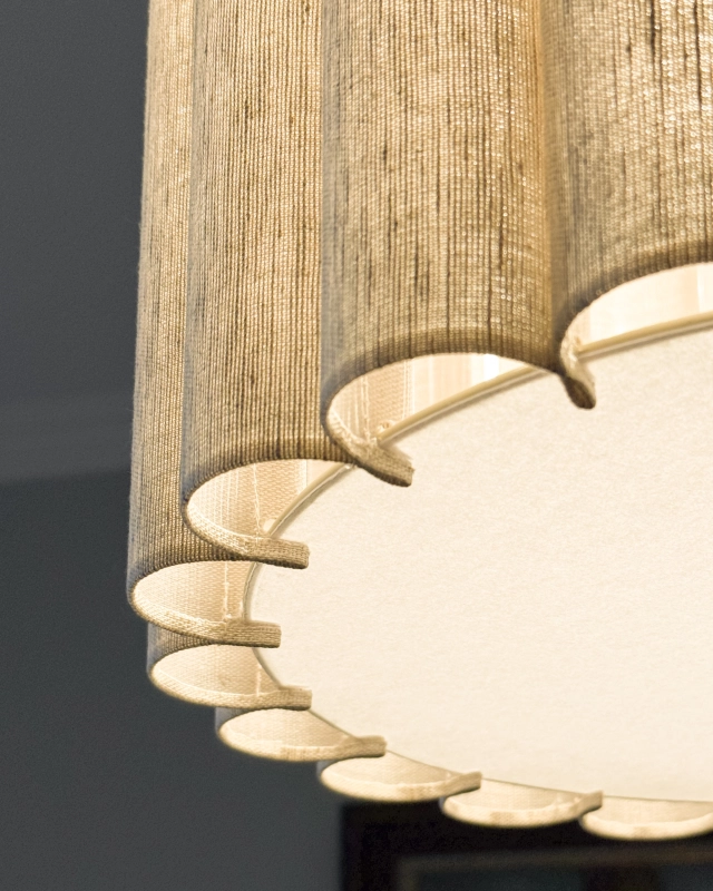 Lniany pofalowany abażur z pergaminową blendą do lampy wiszącej ONDE 35 cm - aranżacja