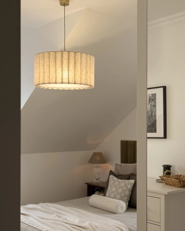 Lniany pofalowany abażur z pergaminową blendą ONDE 50 cm - aranżacja jako pofalowana lampa wisząca do sypialni.