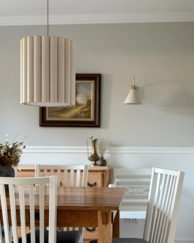 Lniana pofalowana lampa wisząca ONDE I - aranżacja jako pofalowana lampa wisząca nad stół w salonie.