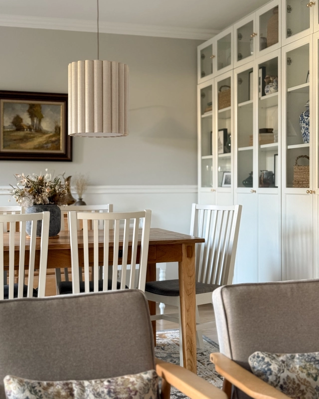 Lniana pofalowana lampa wisząca ONDE I - aranżacja jako pofalowana lampa wisząca nad stół w salonie.
