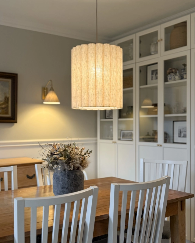 Lniana pofalowana lampa wisząca ONDE I - aranżacja jako pofalowana lampa wisząca nad stół w salonie.