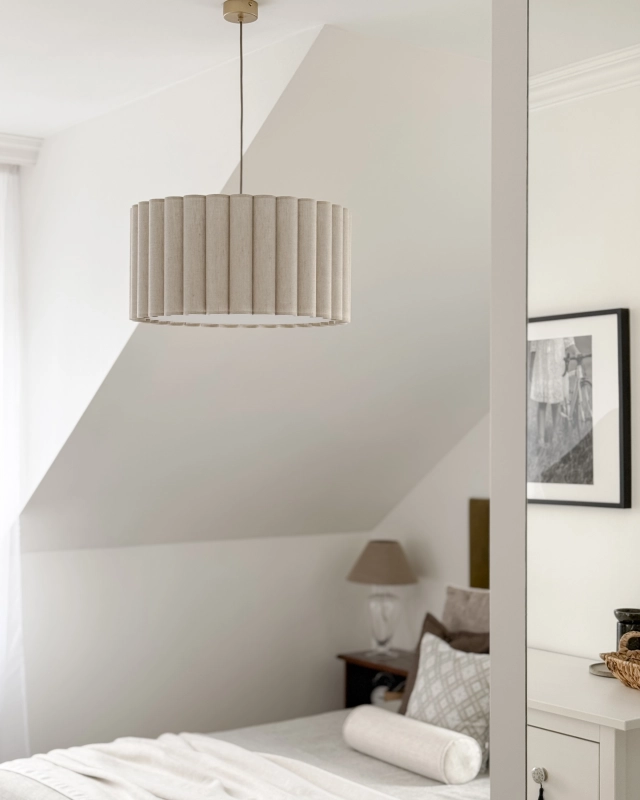 Lniana pofalowana lampa wisząca ONDE II - aranżacja w formie pofalowanej lnianej lampy w sypialni.