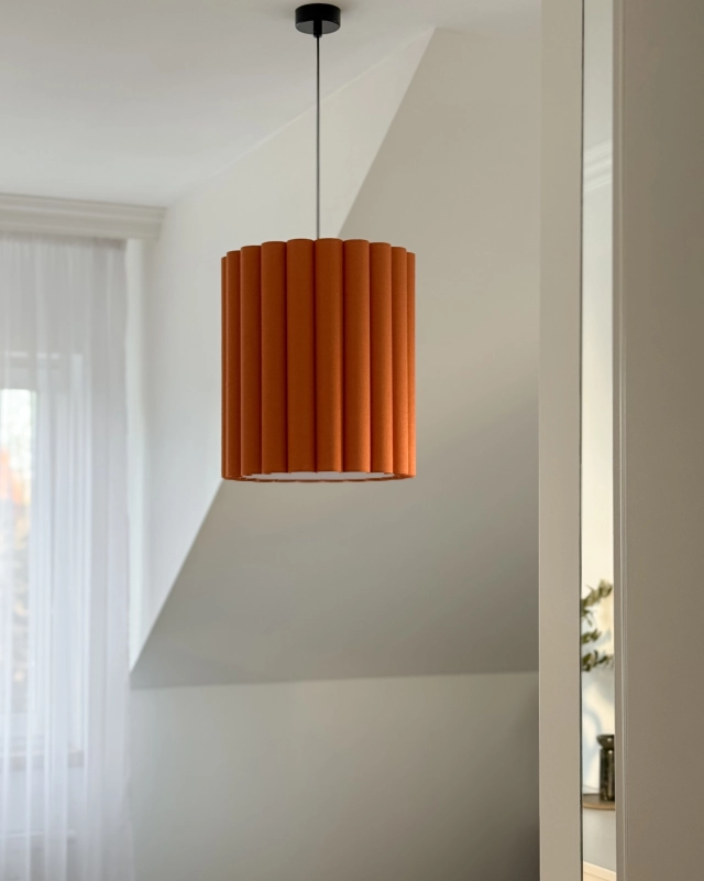 Pomarańczowa lampa wisząca z lnianym abażurem ONDE I - aranżacja