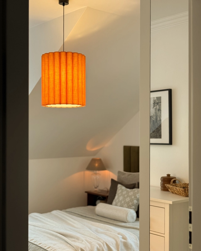 Pomarańczowa lampa wisząca z lnianym abażurem ONDE I - aranżacja