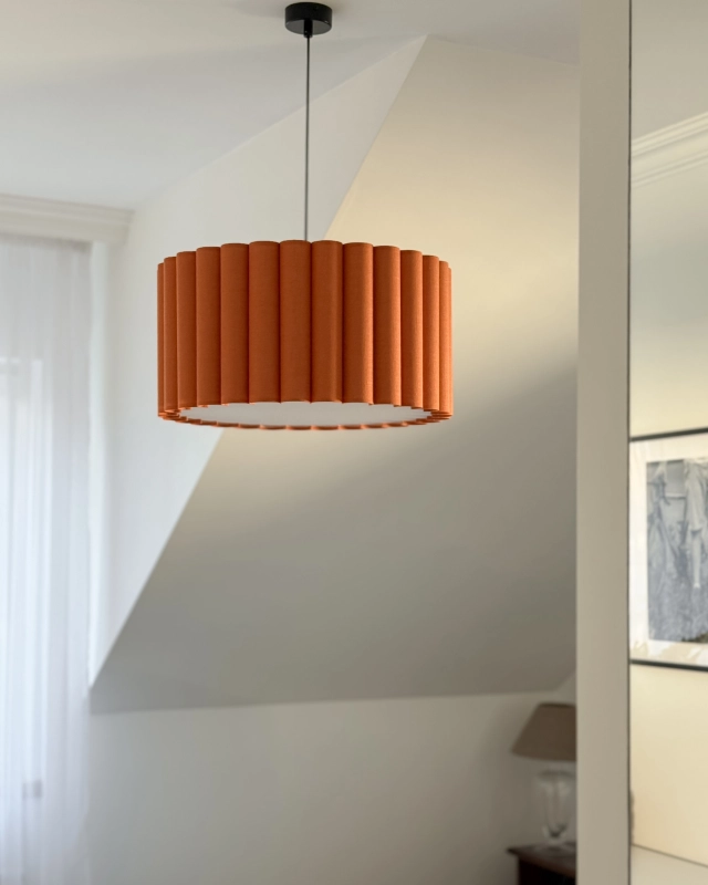 Pomarańczowa lampa wisząca z lnianym abażurem ONDE II - aranżacja