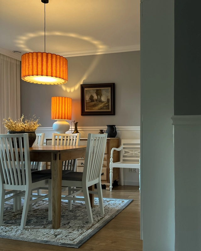 Pomarańczowa lampa wisząca z lnianym abażurem ONDE II - aranżacja