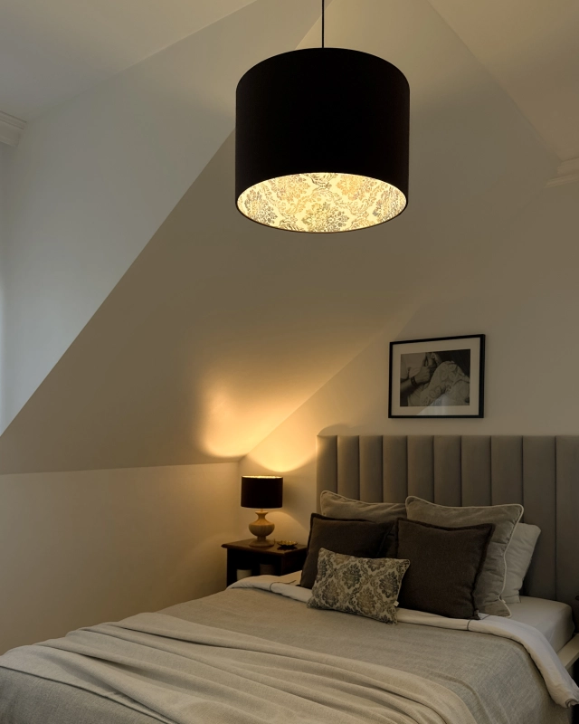 Brązowa lampa wisząca ze wzorzystym abażurem FARMHOUSE II M - aranżacja