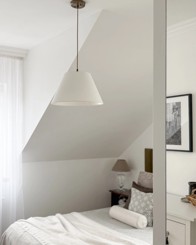 Klasyczny stożkowy abażur w odcieniu złamanej bieli BASE 40/20 cm w aranżacji jako biały abażur do lampy wiszącej.