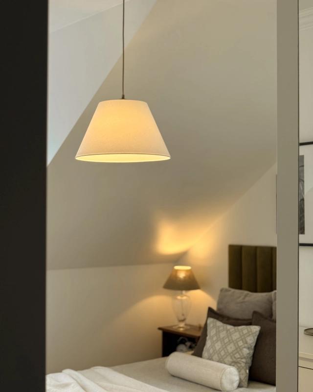 Klasyczny stożkowy abażur w odcieniu złamanej bieli BASE 40/20 cm w aranżacji jako biały abażur do lampy wiszącej.