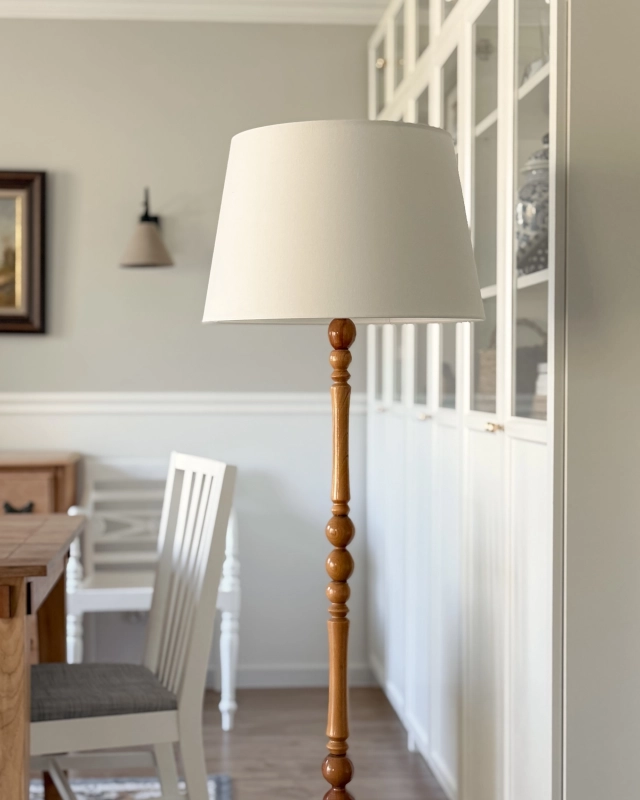 Stożkowy abażur w odcieniu złamanej bieli do lampy podłogowej BASE 45 cm