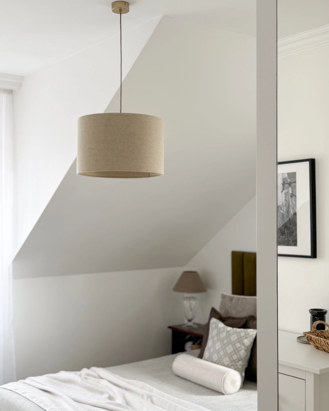Okrągły abażur lniany walec 38 cm LINO - aranżacja jako abażur do lampy wiszącej.