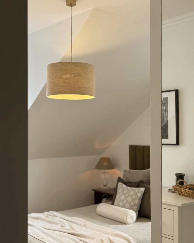 Okrągły abażur lniany walec 38 cm LINO - aranżacja jako abażur do lampy wiszącej.