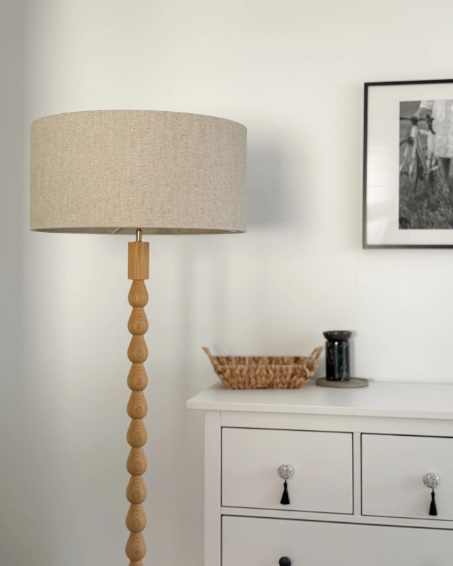 Duży okrągły abażur lniany walec 50 cm LINO - aranżacja w formie abażura do lampy podłogowej.