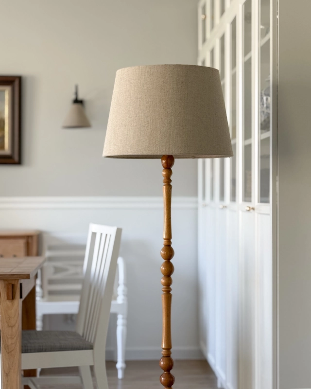 Duży stożkowy abażur lniany 45 cm LINO - aranżacja jako lniany abażur do lampy stojącej.