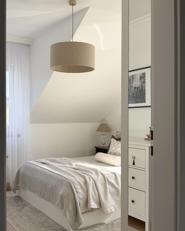 Okrągła lniana lampa wisząca z abażurem LINO II - aranżacja jako przytulna lampa do sypialni.