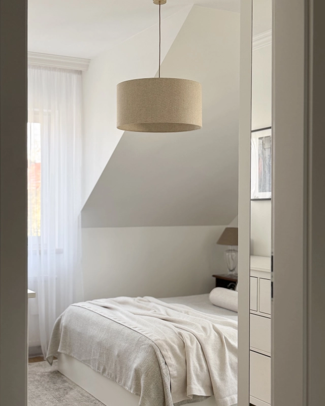 Okrągła lniana lampa wisząca z abażurem LINO II - aranżacja jako przytulna lampa do sypialni.
