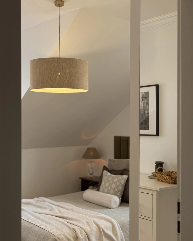 Okrągła lniana lampa wisząca z abażurem LINO II - aranżacja jako przytulna lampa do sypialni.