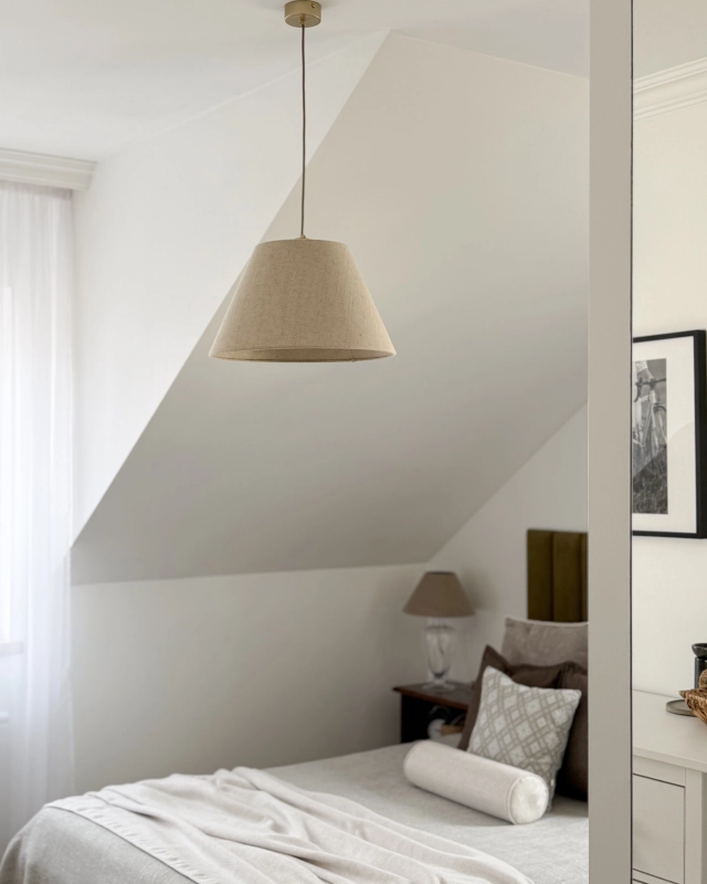 Złota lampa wisząca z lnianym abażurem stożkowym LINO III - aranżacja jako lampa wisząca do sypialni.