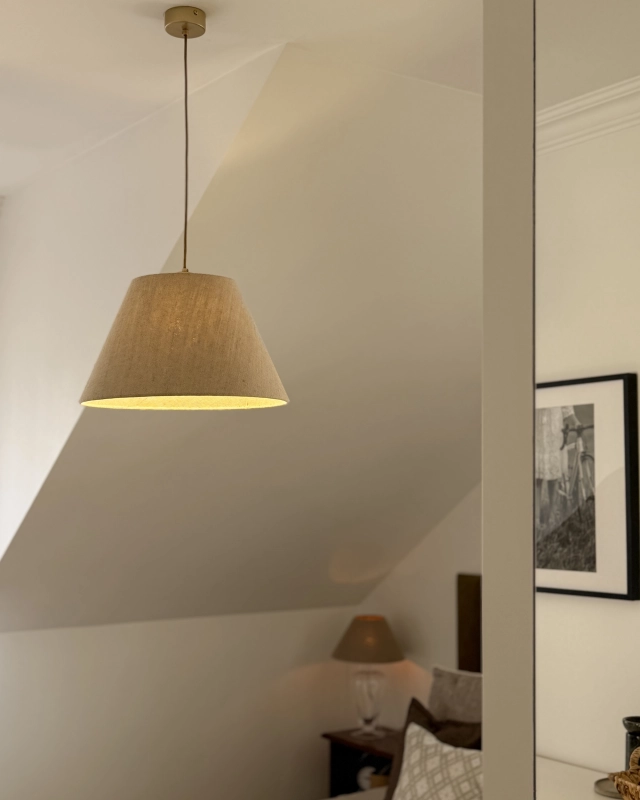 Złota lampa wisząca z lnianym abażurem stożkowym LINO III - aranżacja jako lampa wisząca do sypialni.