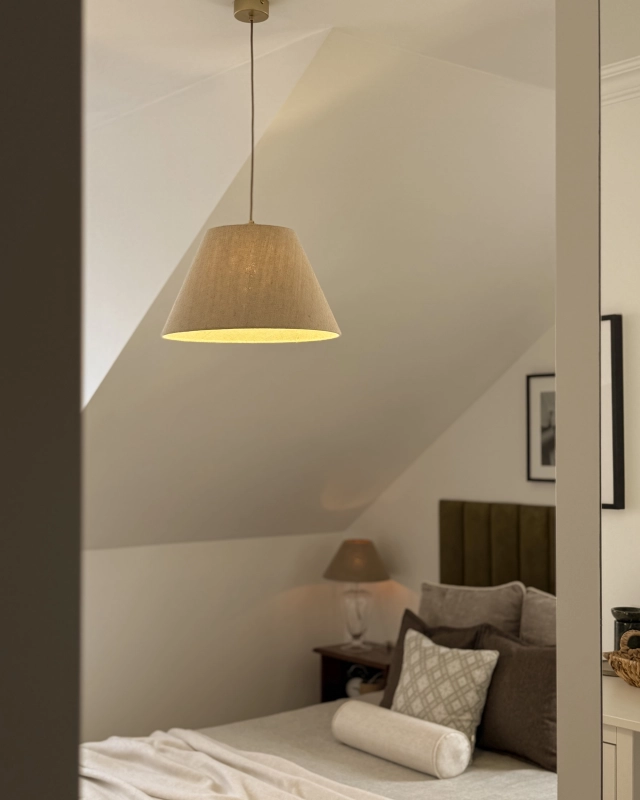 Złota lampa wisząca z lnianym abażurem stożkowym LINO III - aranżacja jako lampa wisząca do sypialni.