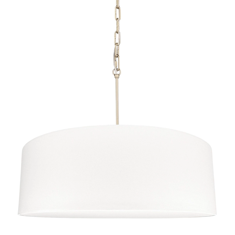 Złota lampa wisząca z okrągłym, białym abażurem z blendą rozpraszającą światło.
