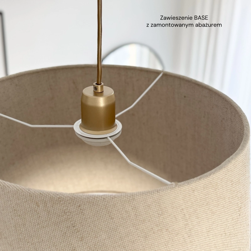 Złote proste zawieszenie do lampy wiszącej z regulacją długości BASE 150 cm - po zamontowaniu do abażura.