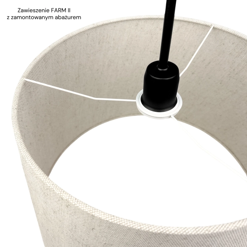 Czarne zawieszenie z łańcuchem do lampy wiszącej modern farmhouse FARM I z zamontowanym abażurem.