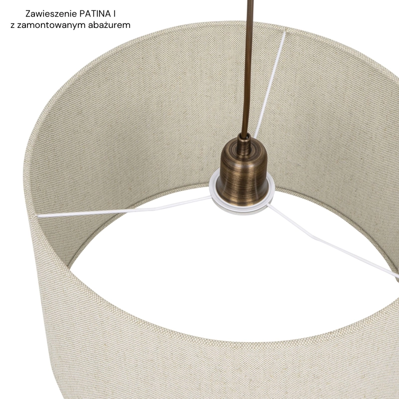 Długie mosiężne patynowane zawieszenie do lampy wiszącej o regulowanej długości do 200 cm PATINA I po montażu abażura.