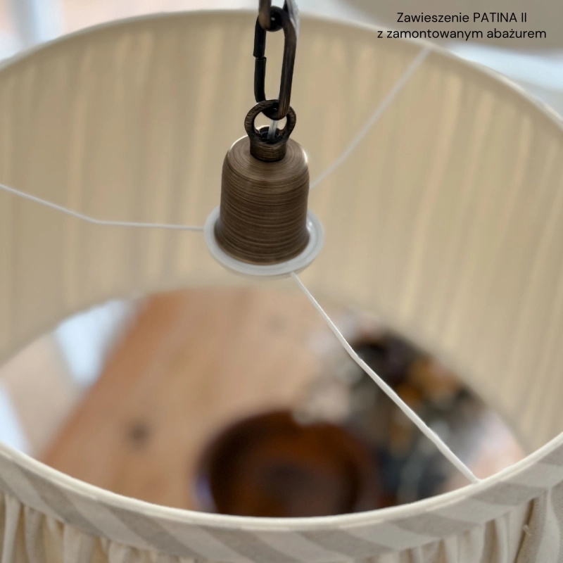 Mosiężne postarzane zawieszenie z łańcuchem do lampy wiszącej PATINA II po zamontowaniu abażura do lampy.