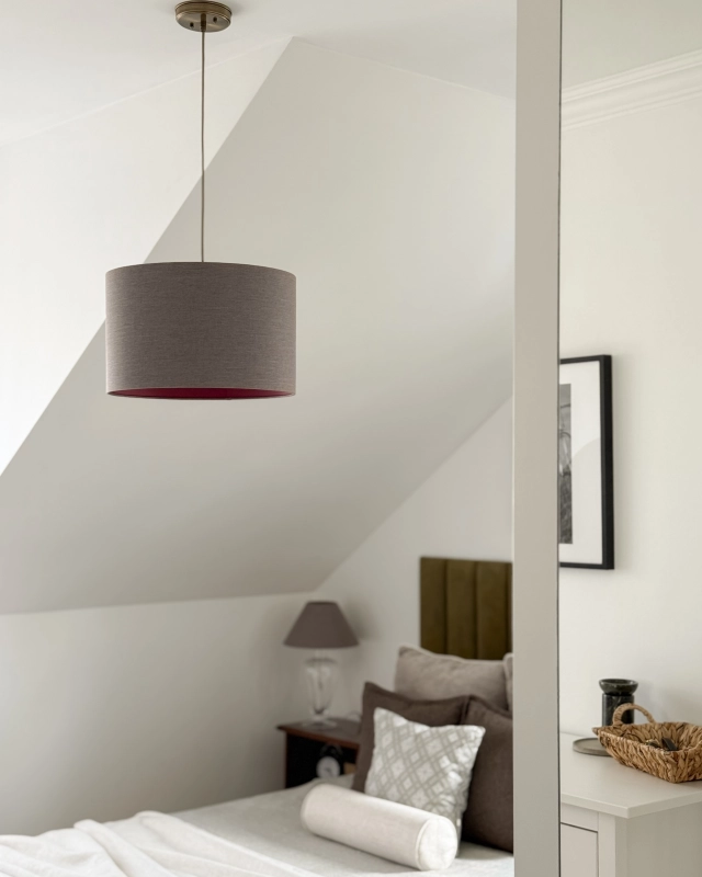 Mosiężna lampa wisząca z szarobrązowym abażurem z rubinowym wnętrzem RUBIA PATINA I - aranżacja.