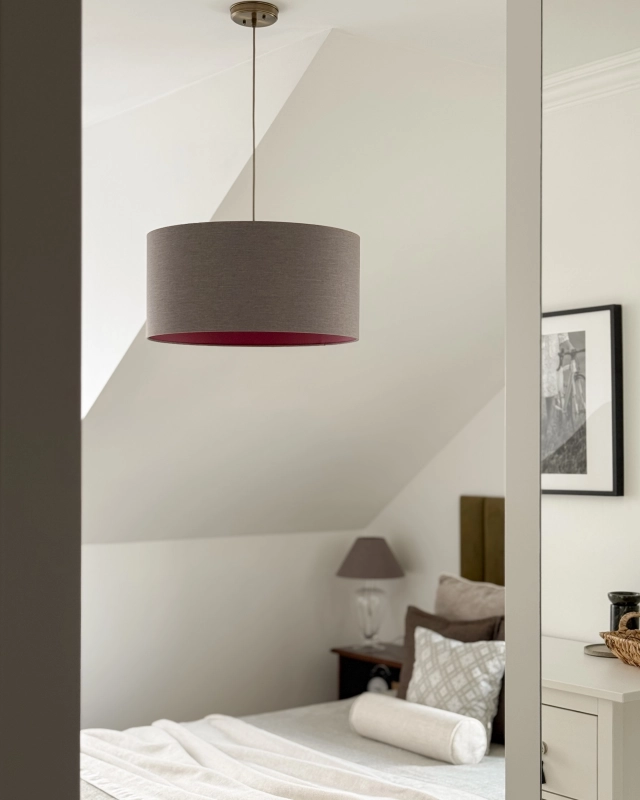 Mosiężna lampa wisząca z szarobrązowym abażurem z rubinowym wnętrzem RUBIA PATINA II - aranżacja.