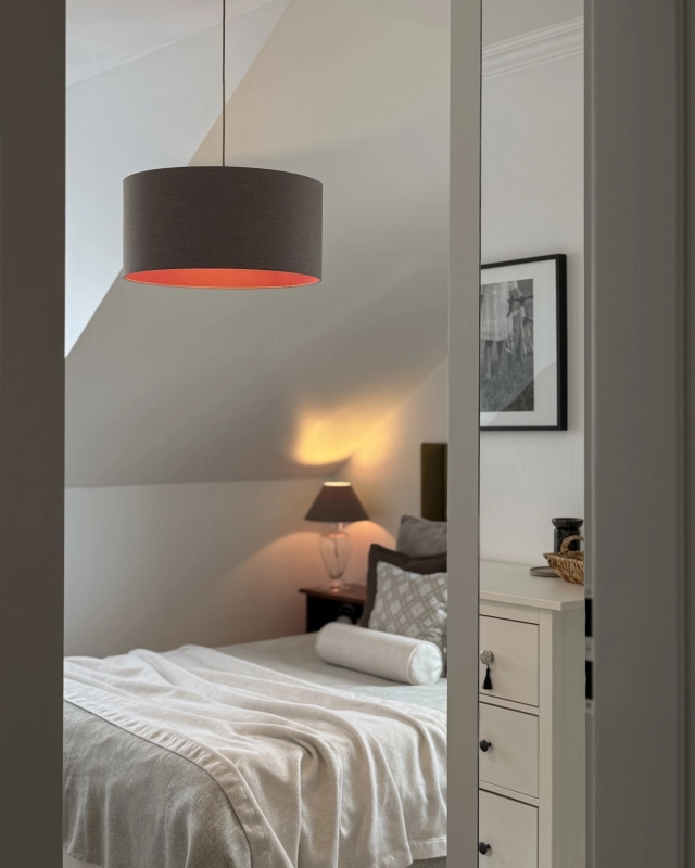Mosiężna lampa wisząca z szarobrązowym abażurem z rubinowym wnętrzem RUBIA PATINA II - aranżacja.