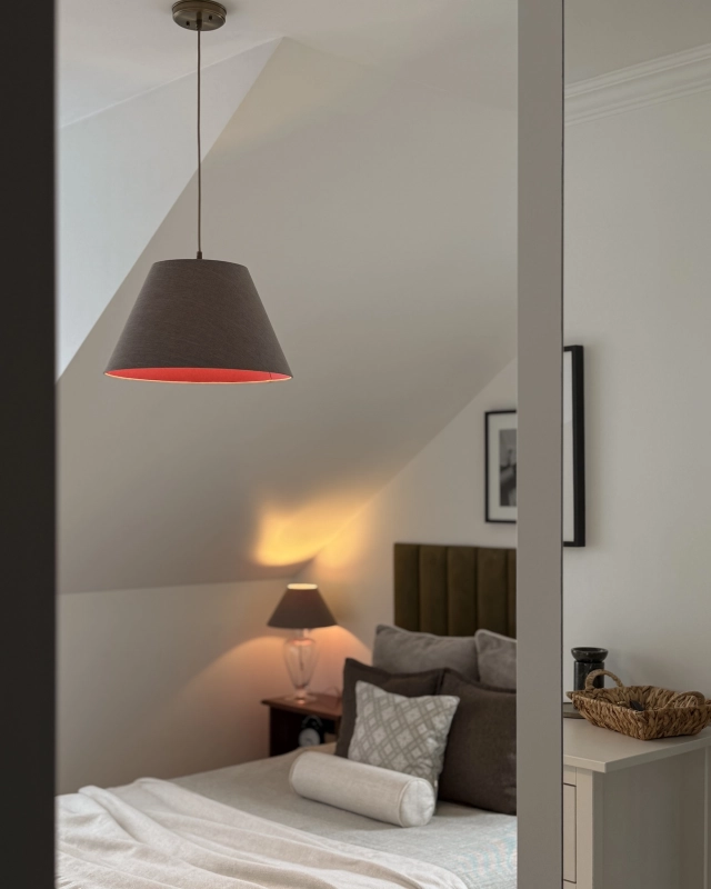 Mosiężna lampa wisząca z szarobrązowym abażurem z rubinowym wnętrzem RUBIA PATINA III - aranżacja.