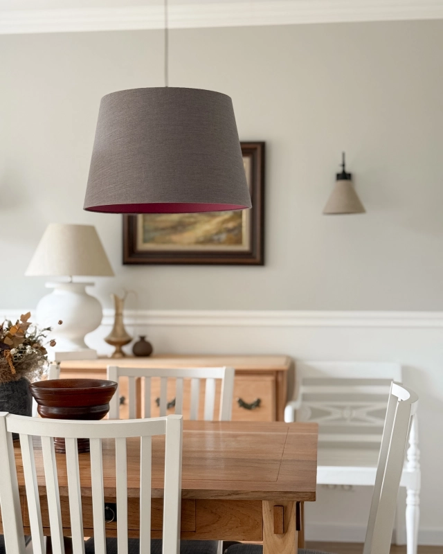 Mosiężna lampa wisząca z szarobrązowym abażurem z rubinowym wnętrzem RUBIA PATINA IV - aranżacja.