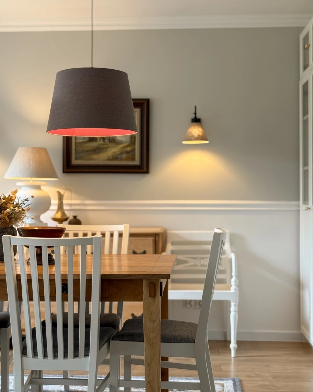 RUBIA_RLOA0182Z18_10.JPGaMosiężna lampa wisząca z szarobrązowym abażurem z rubinowym wnętrzem RUBIA PATINA IV - aranżacja.