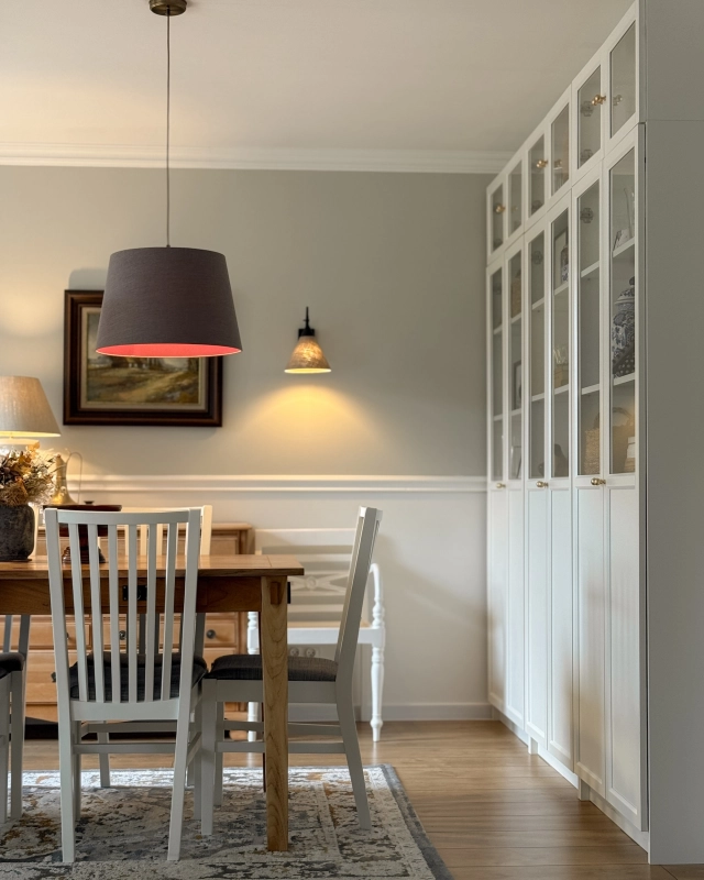 Mosiężna lampa wisząca z szarobrązowym abażurem z rubinowym wnętrzem RUBIA PATINA IV - aranżacja.