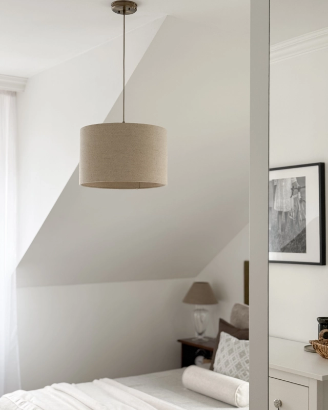 Mosiężna postarzana lampa wisząca z lnianym abażurem LINO PATINA I - aranżacja.