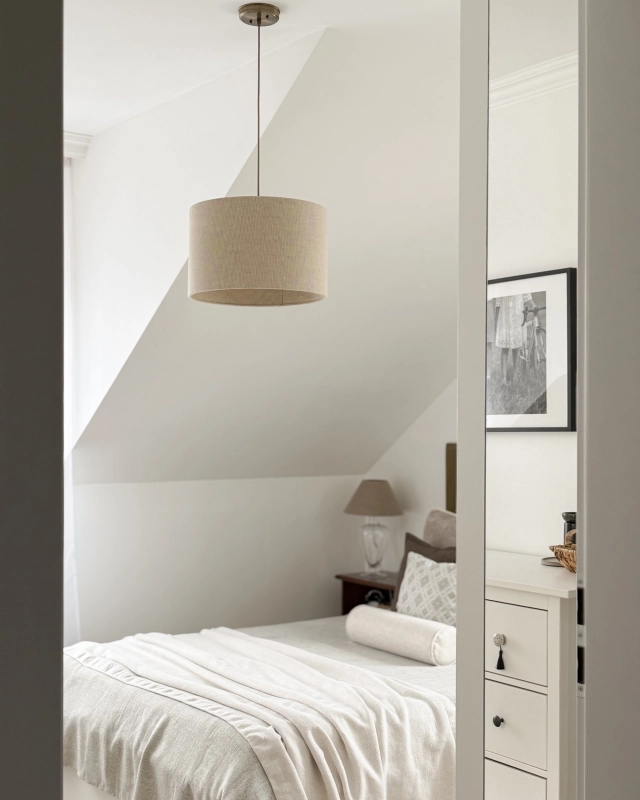 Mosiężna postarzana lampa wisząca z lnianym abażurem LINO PATINA I - aranżacja.