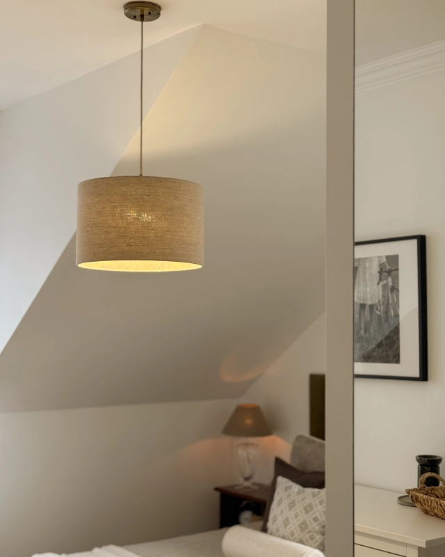Mosiężna postarzana lampa wisząca z lnianym abażurem LINO PATINA I - aranżacja.