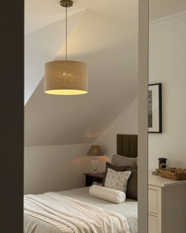 Mosiężna postarzana lampa wisząca z lnianym abażurem LINO PATINA I - aranżacja.