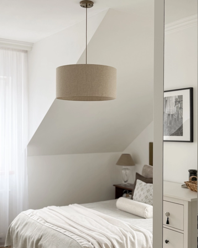 Mosiężna postarzana lampa wisząca z lnianym abażurem LINO PATINA II - aranżacja.