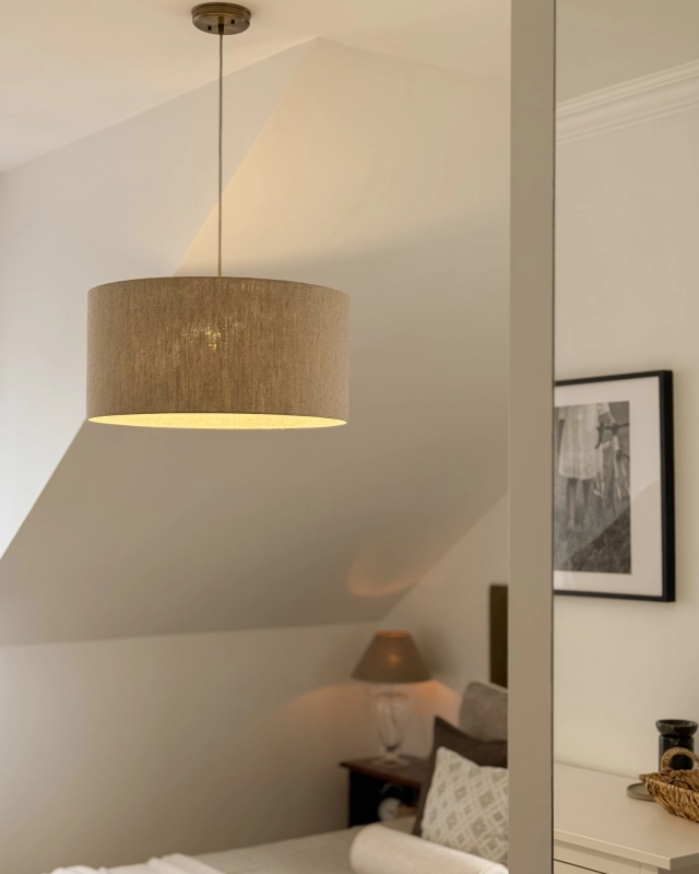 Mosiężna postarzana lampa wisząca z lnianym abażurem LINO PATINA II - aranżacja.