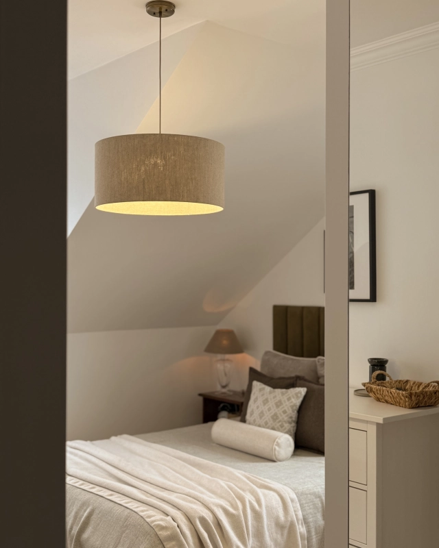 Mosiężna postarzana lampa wisząca z lnianym abażurem LINO PATINA II - aranżacja.