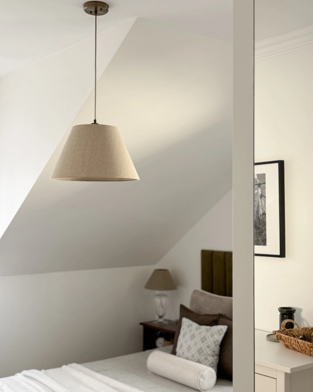 Mosiężna postarzana lampa wisząca z lnianym abażurem stożkowym LINO PATINA III - aranżacja.